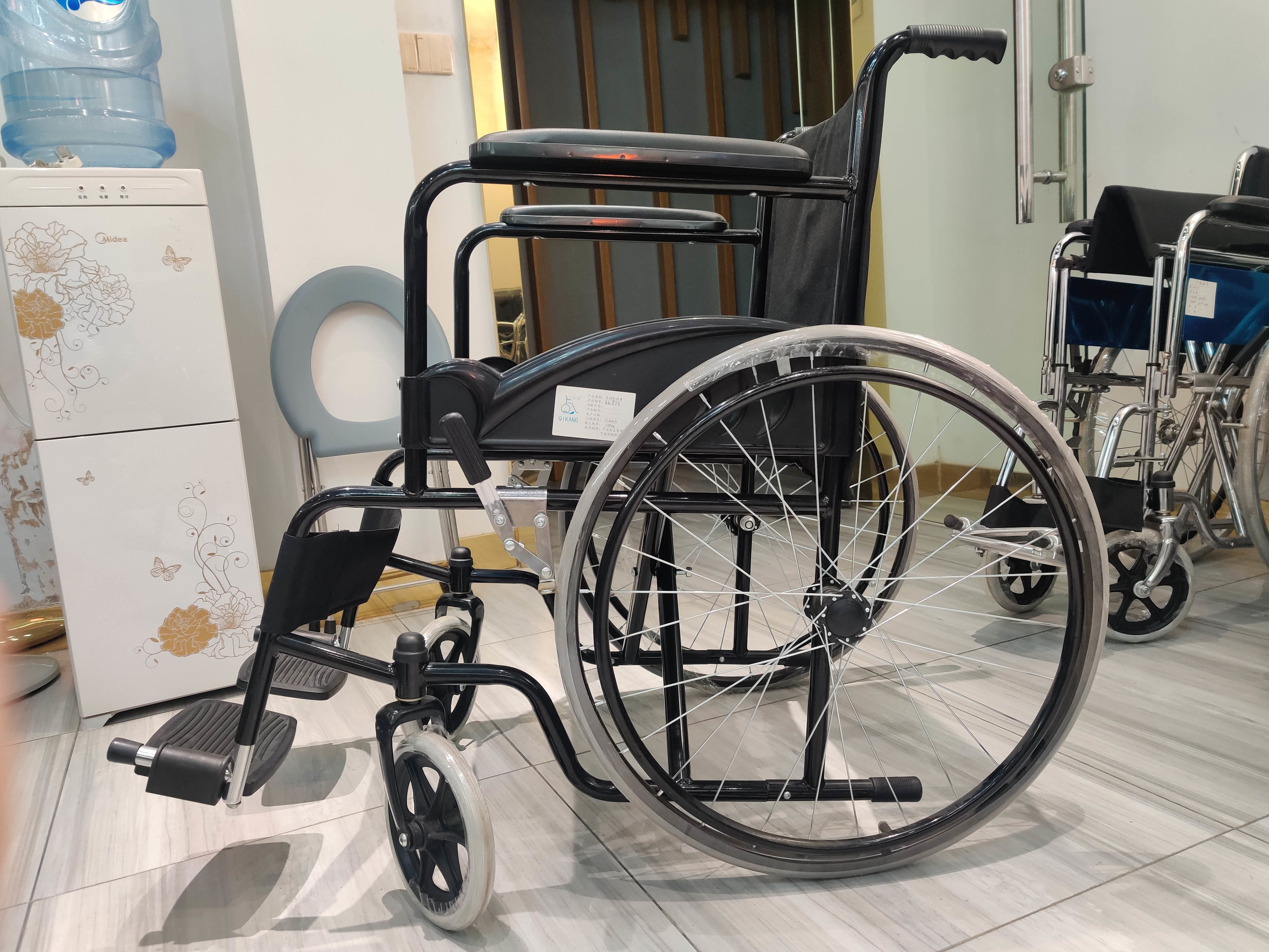 Fixed Armrest Folding Steel Wheelchair Weight Limit 100kgs