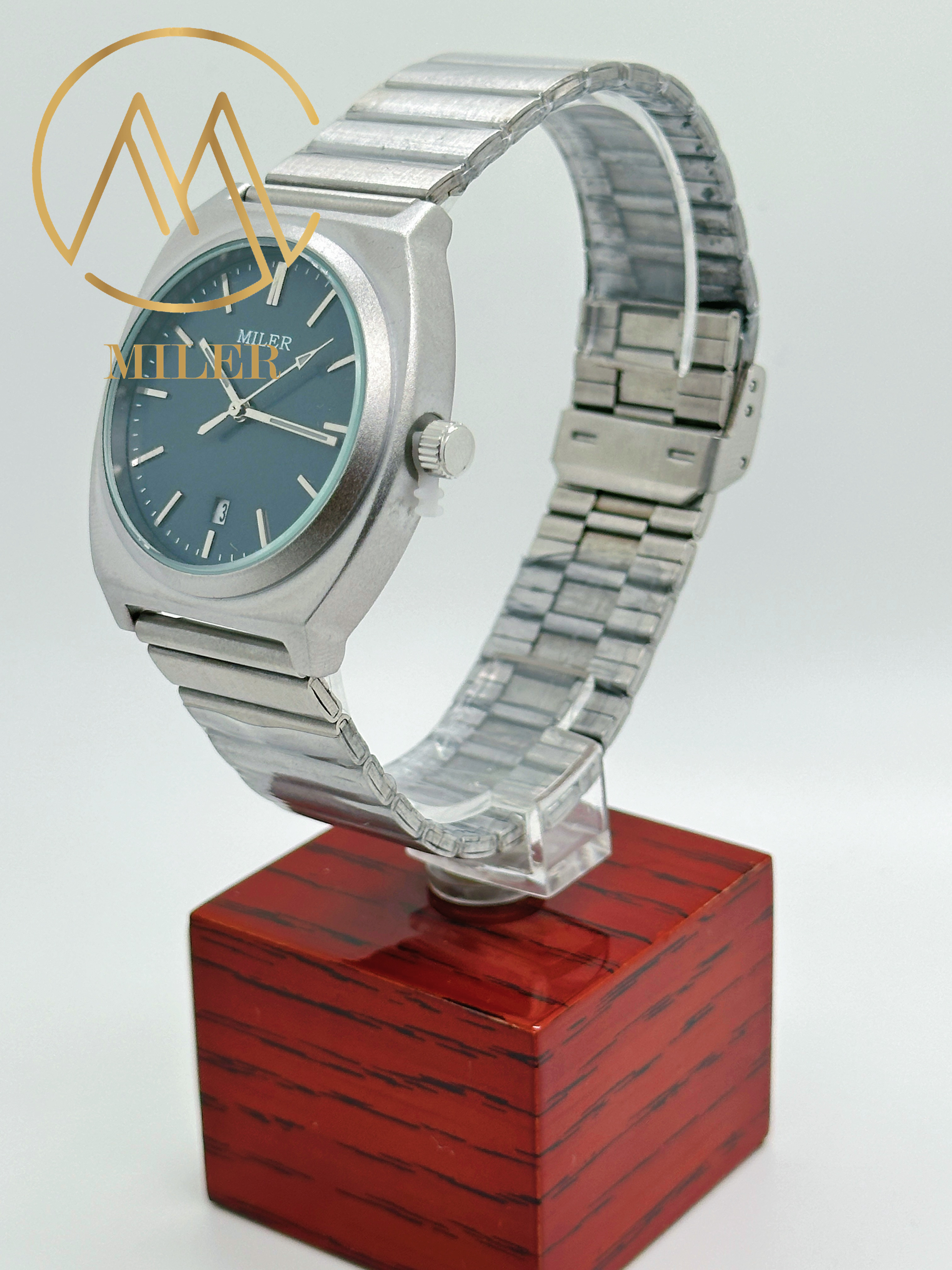 Stylish Leather Strap Quartz Watch For Men Engraved Classic And Modern Versatility