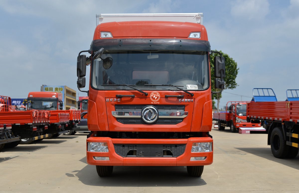 5600mm Wheelbase Dongfeng 4X2 Refrigerated Truck For Vegetable Transport Efficiency