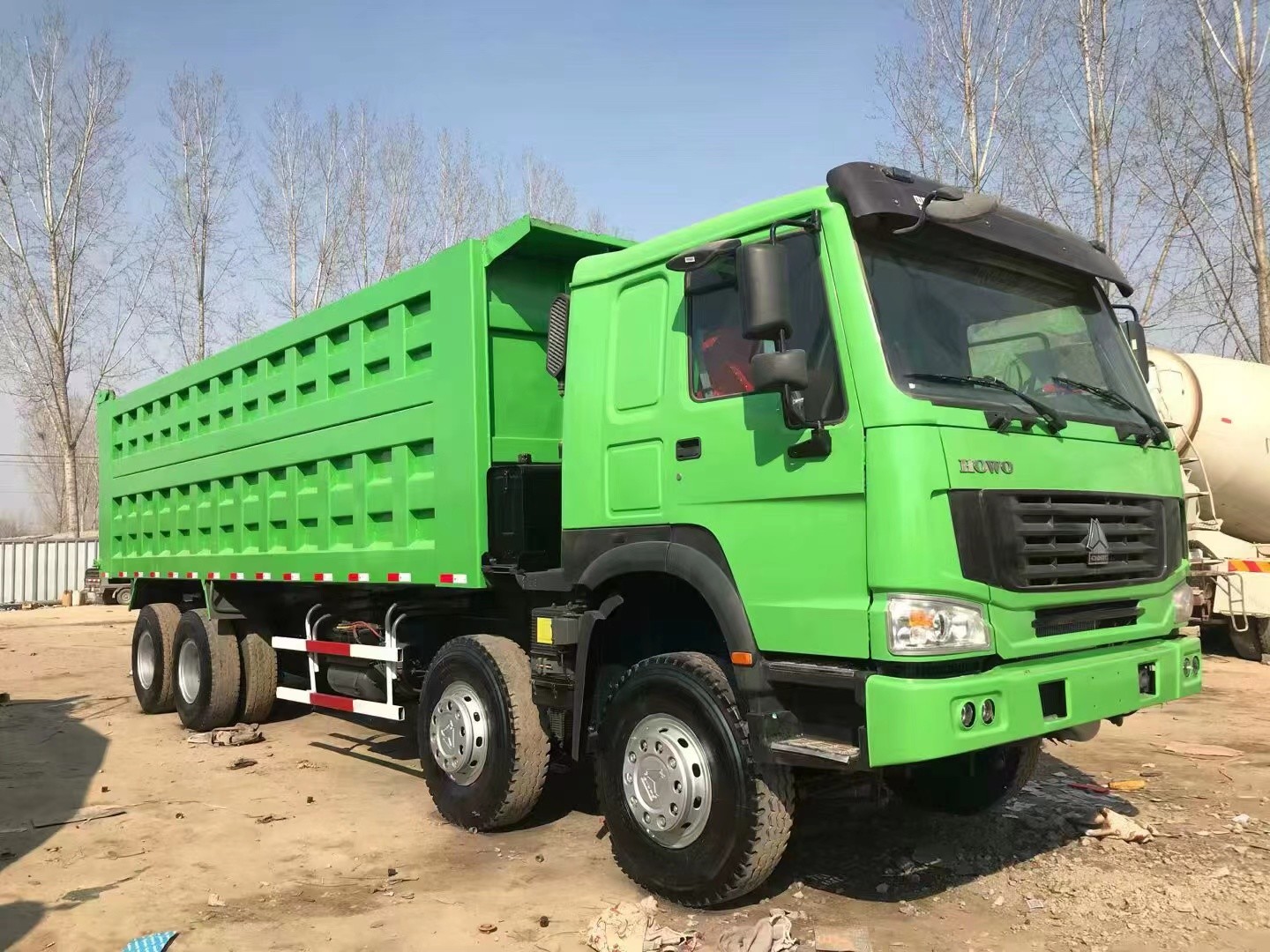 SINOTRUK 8*4 Made Earth Mover Vehicle for Smooth Manual Auto Earth Moving Experience