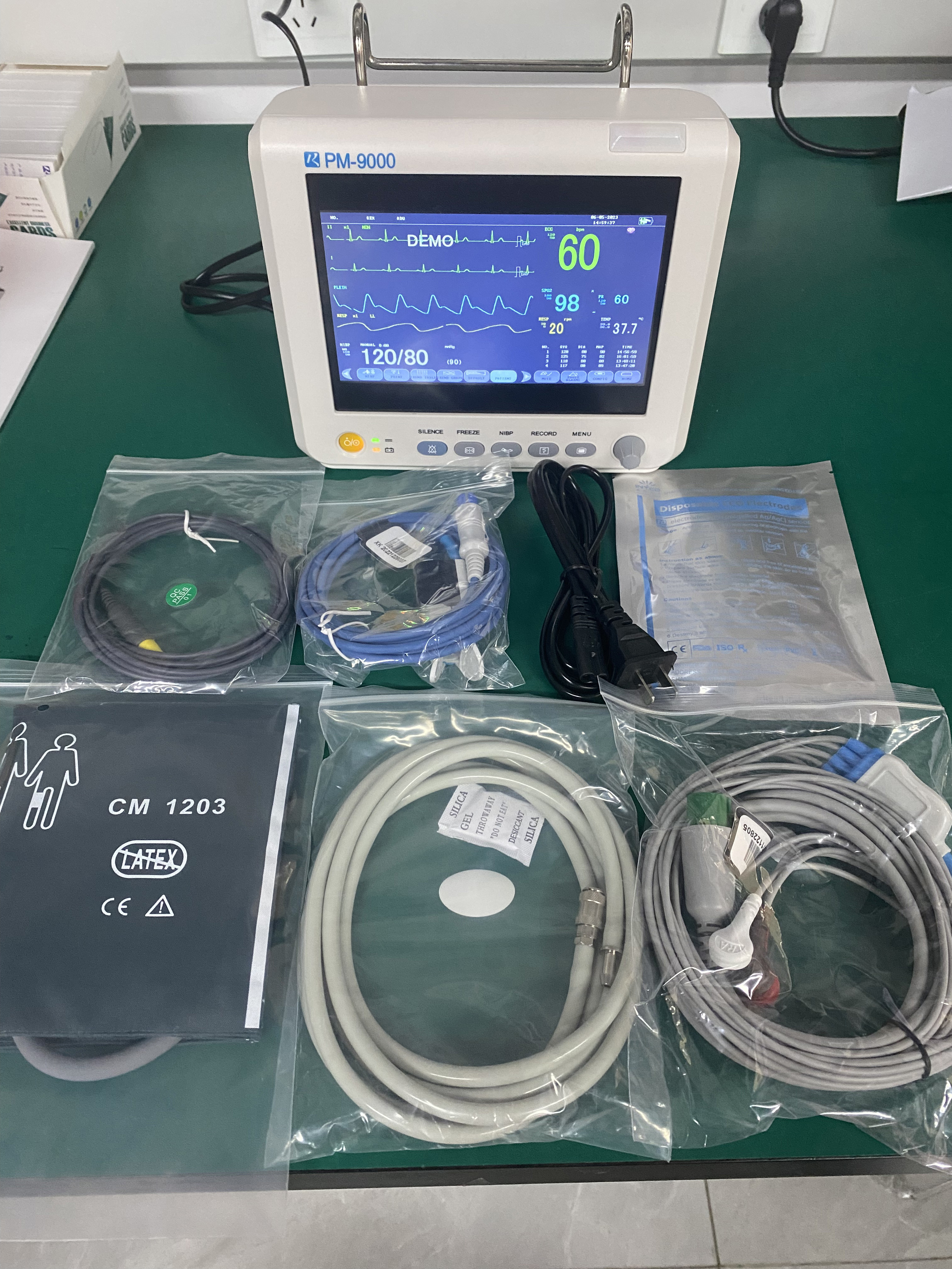 Class II Color LCD Multi Parameter Patient Monitor With Wall Mount Bracket