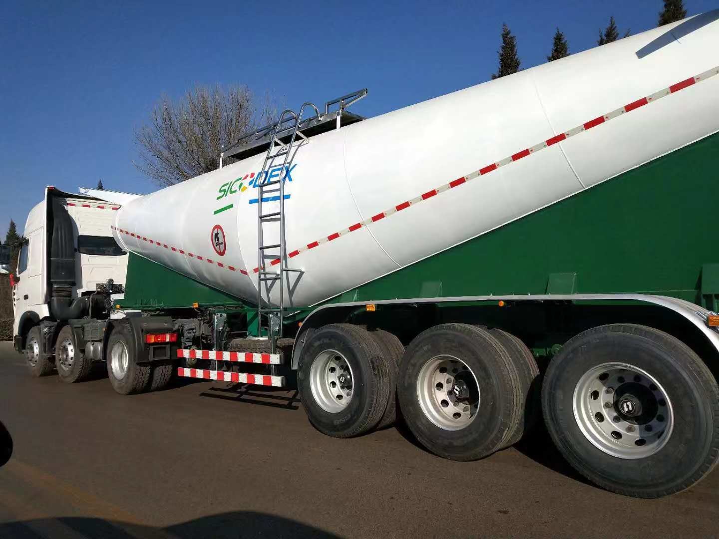 Latex Matrix Emulsion Explosive Transport Semi - Trailer For Mines Blasting 30 Tons Load Capacity 22m3 Volume