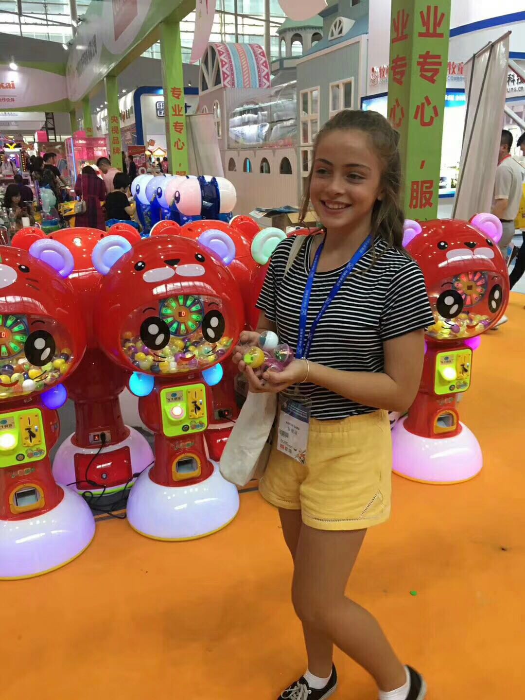 Dreamland coin operated plastic prize vending capsule toy game machine for entertainment center