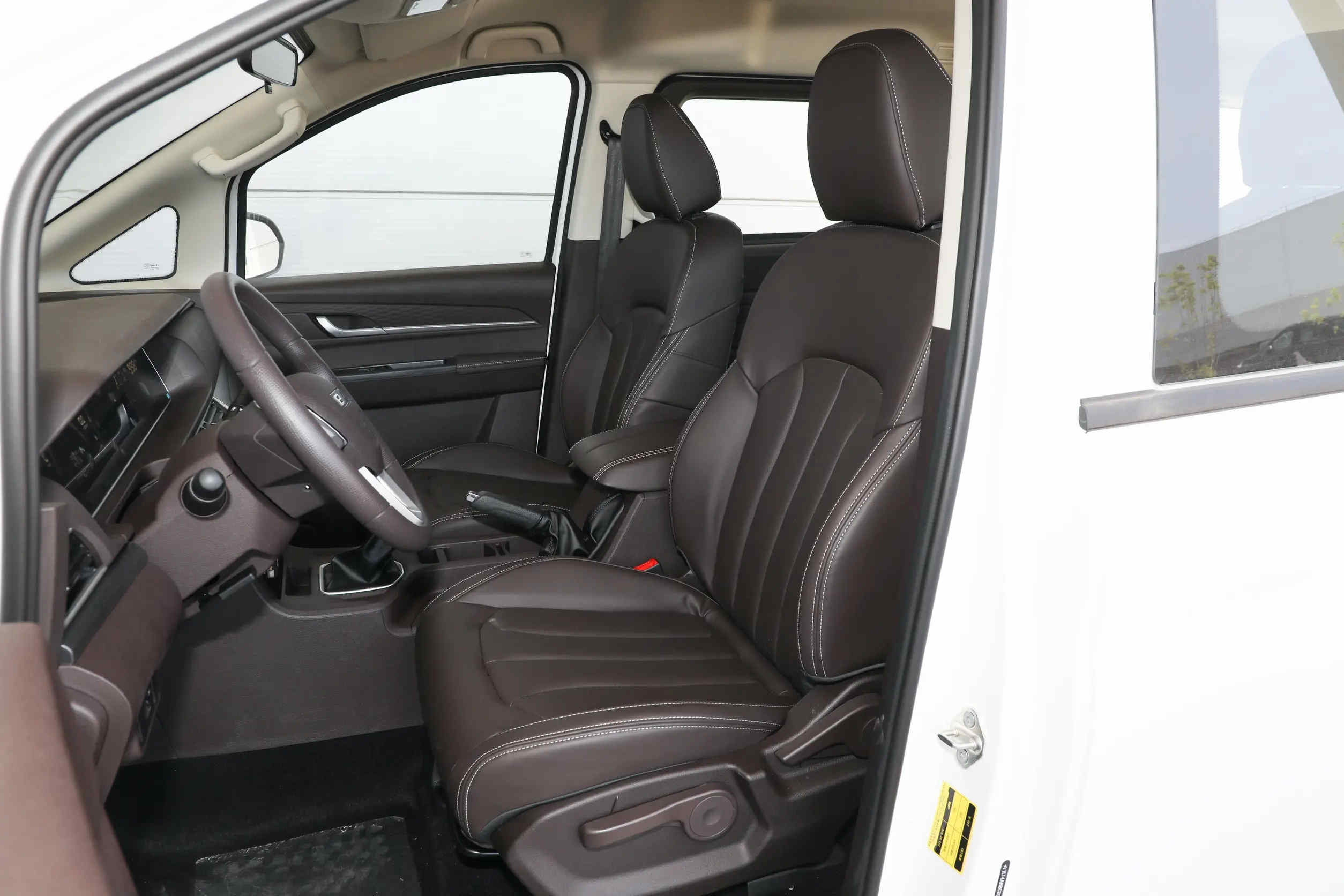 Used Small Bus BAW Minivan 7 Seats CNG Long Axle Displacement 2L