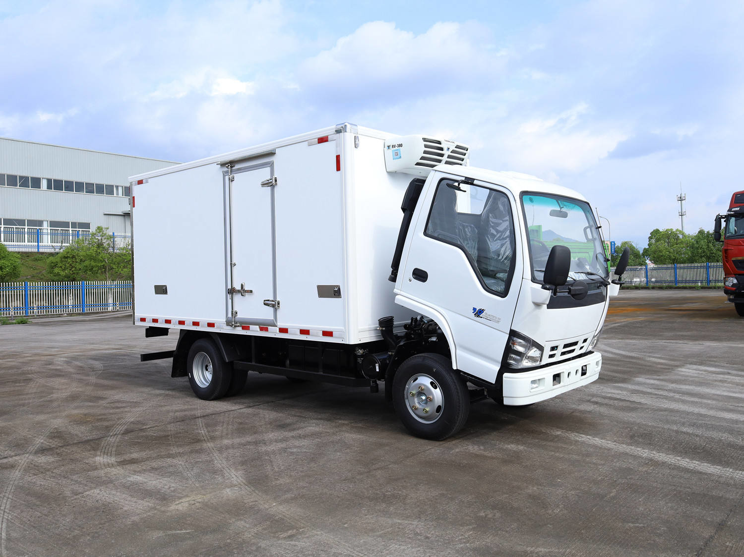 QINGLING Refrigerated Truck For Food Meat Fish Transportation NKR Freezer 5 Tons THERMO KING RV380 Refrigeration