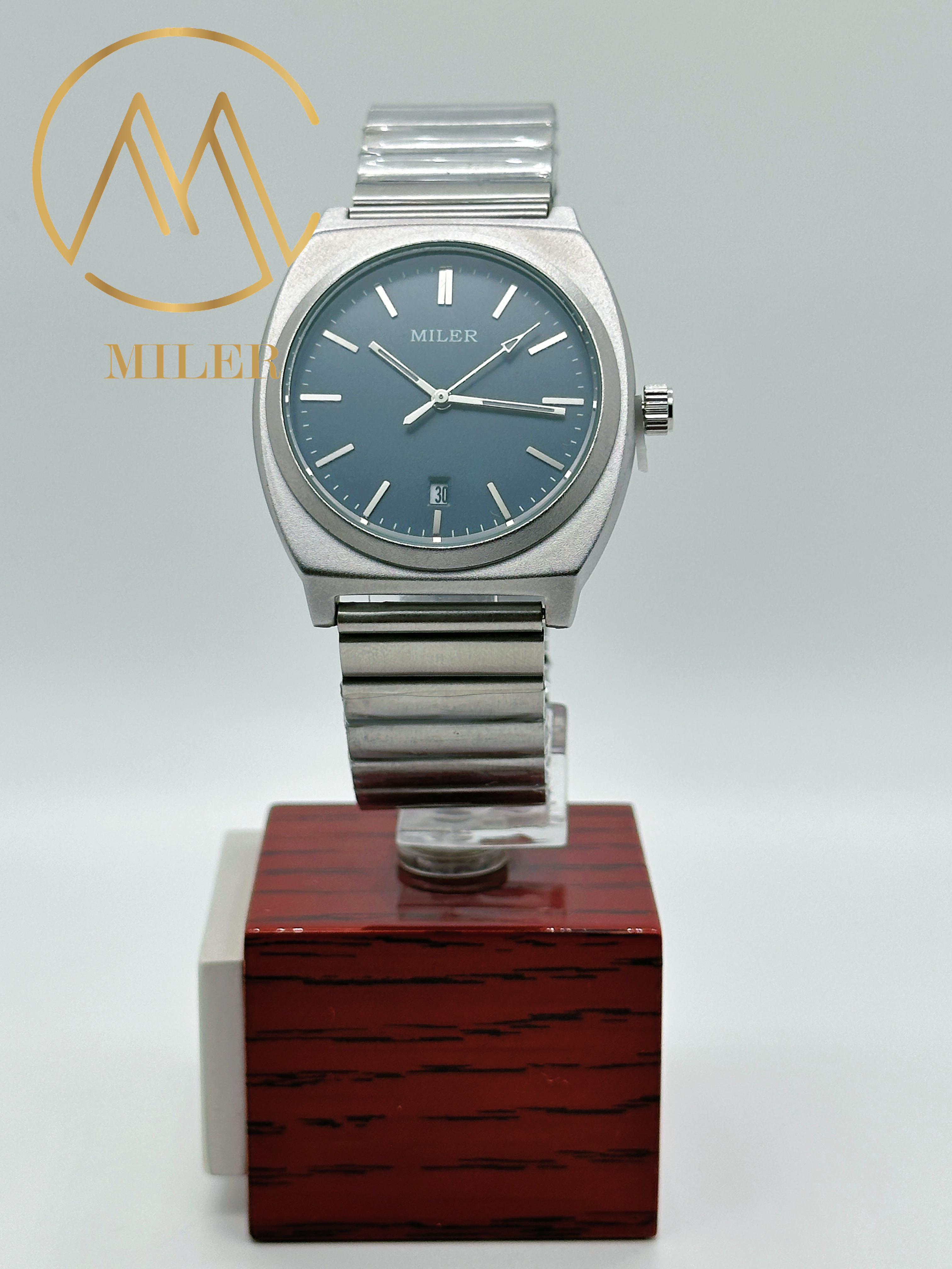 Stylish Leather Strap Quartz Watch For Men Engraved Classic And Modern Versatility