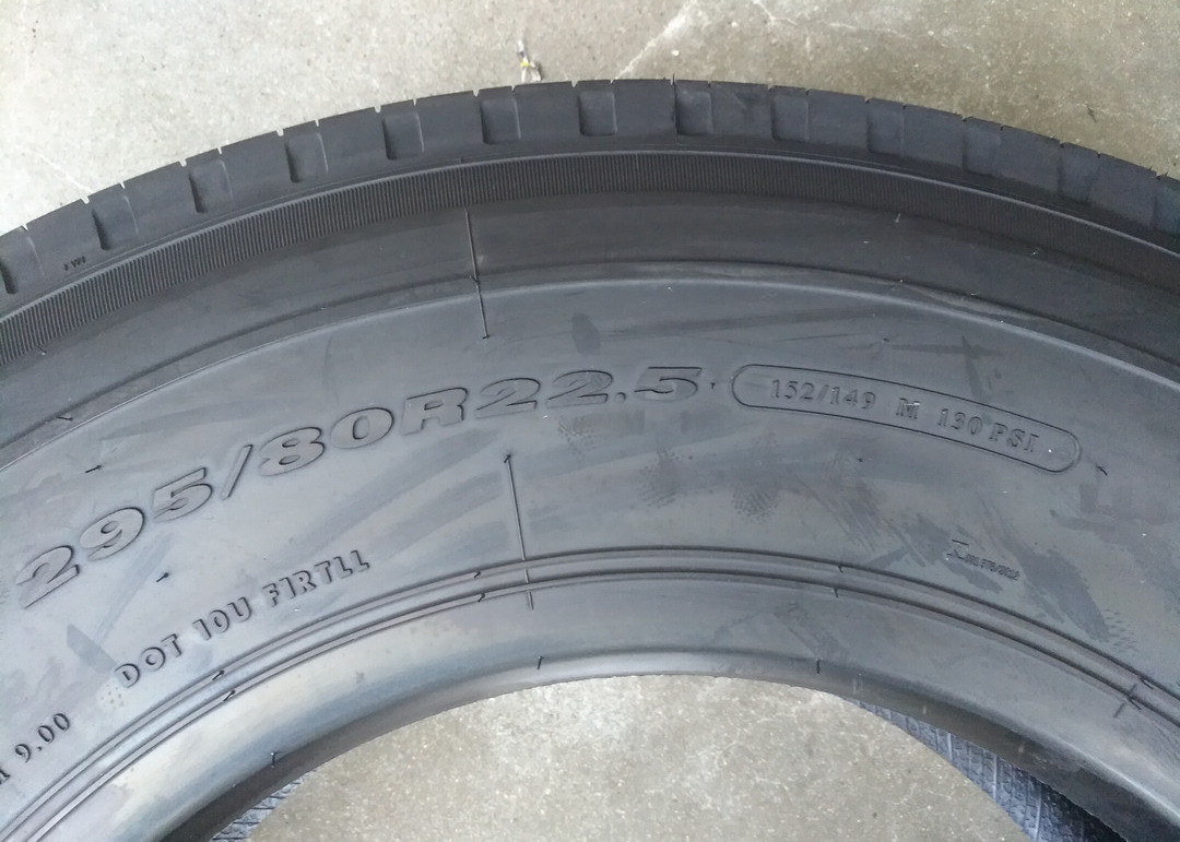 Low Heat Build - Up Truck Street Tires , Light Duty Truck Tires 295/80R22.5