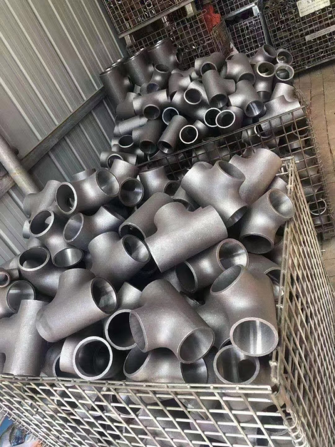 Sch40 Sch80 Std Equal A234WPB Carbon Steel Tee For Pipeline Paint Black Surface
