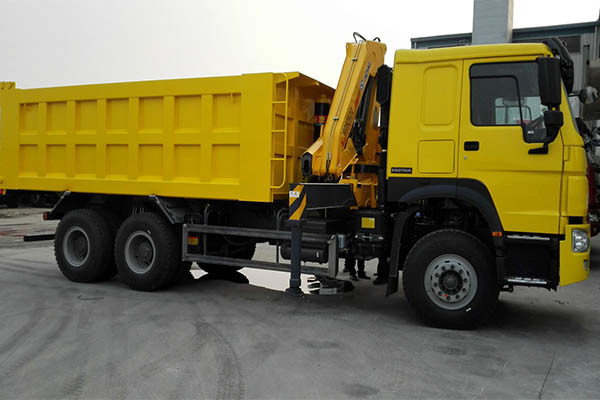 Dump boom truck