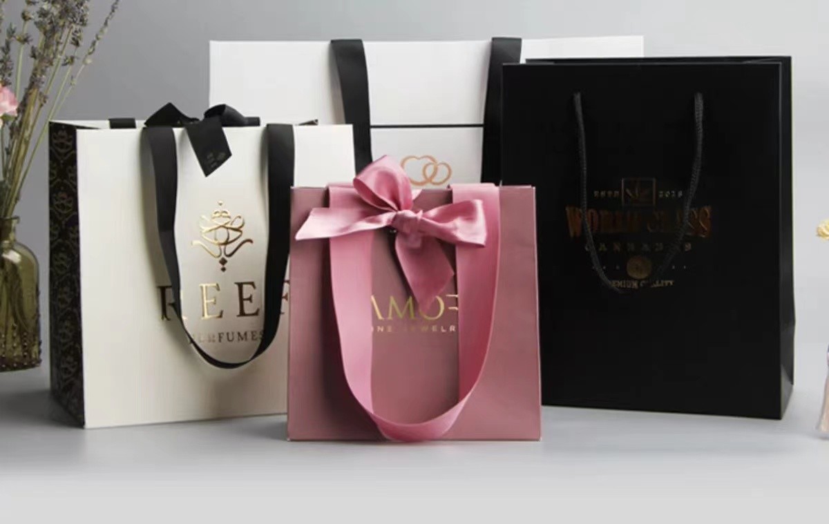 Apparel Smoky Printed Paper Shopping Bags C2S Artpaper Ribbon Handle Gift Bags
