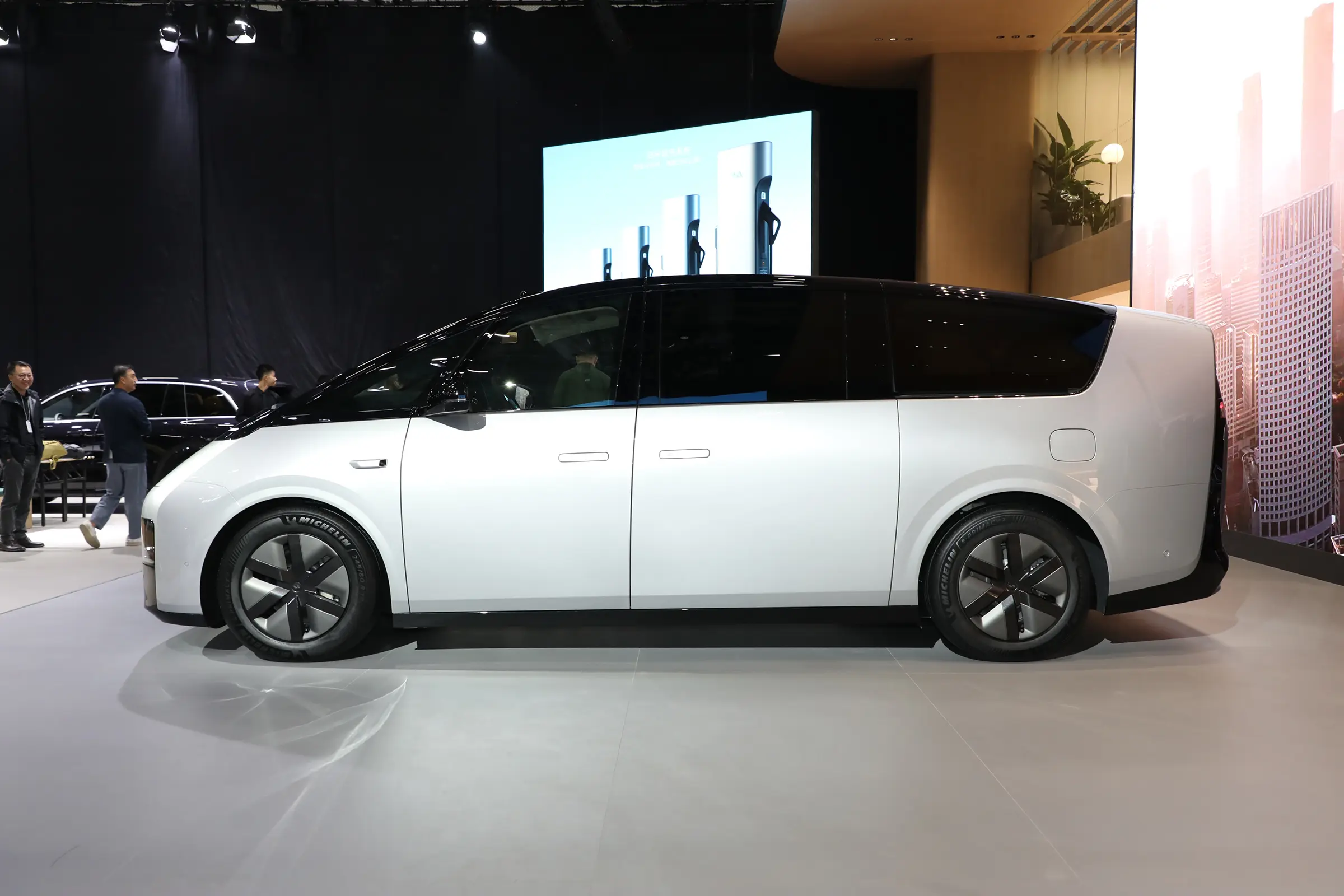 5 Door Electric 7 Seater MPV 700km Long Range MPV EV Car Lixiang Mega