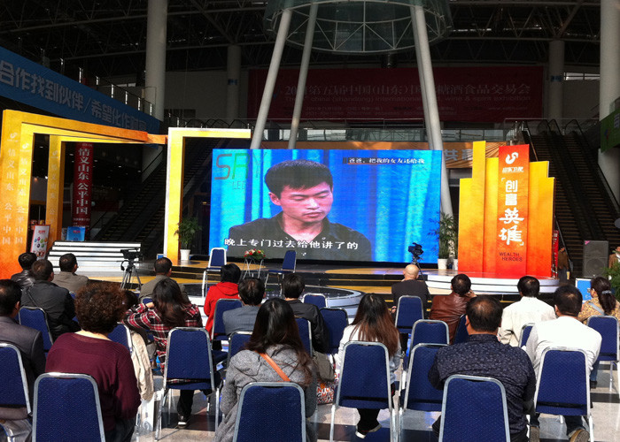 640mm x 640mm HD Indoor 5mm SMD2020 Die-casting Aluminum Cabinet Stage Rental LED Display