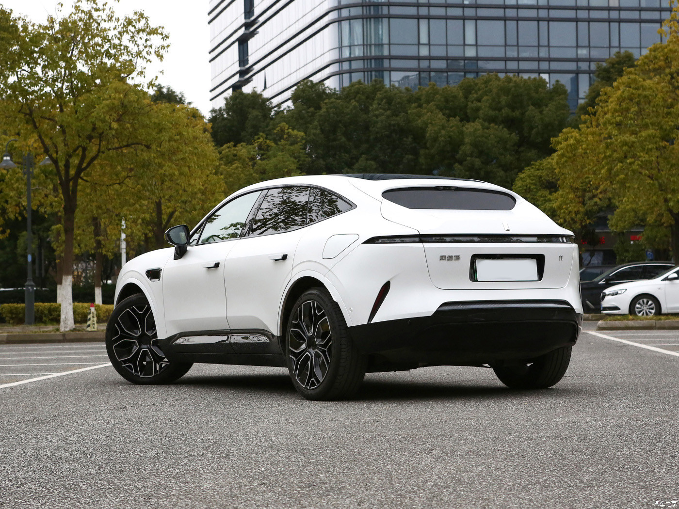 Dual Motor BEV In Electric Vehicles Luxury Version 4 Seats Plain White Avita 11