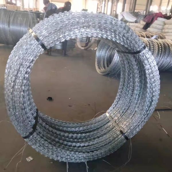 600mm HDG BTO-16 5 Clamps 100 Loops Anti Climbing Border Using Container Razor Wire