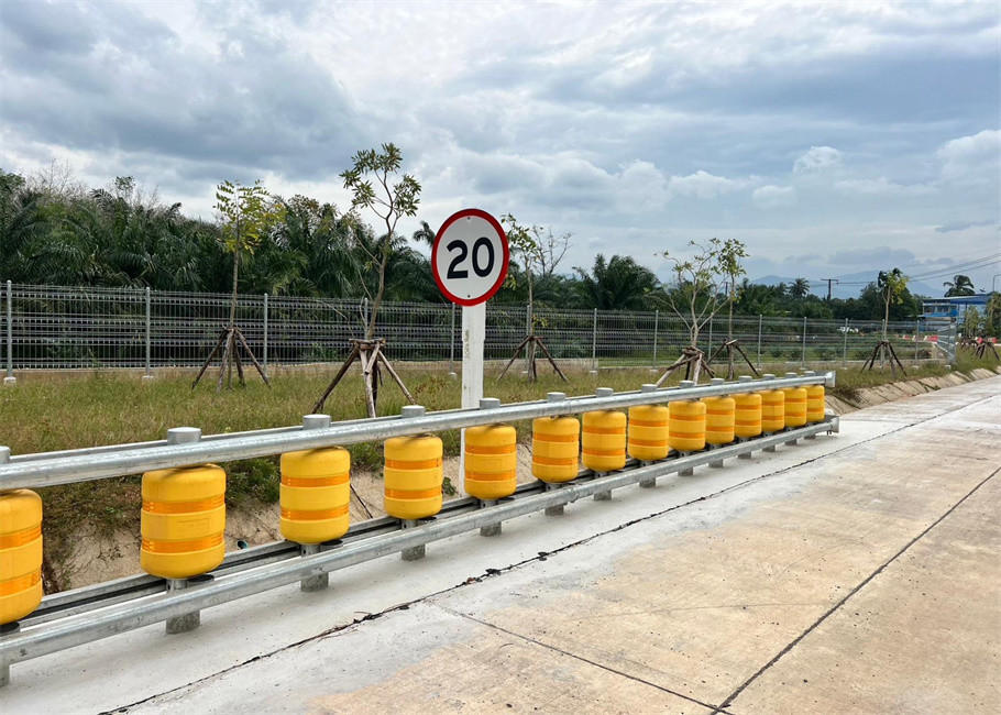 EVA Plastic Traffic Curve Bend Road Safety Roller Barrier Highway Rotating Drum Barrel