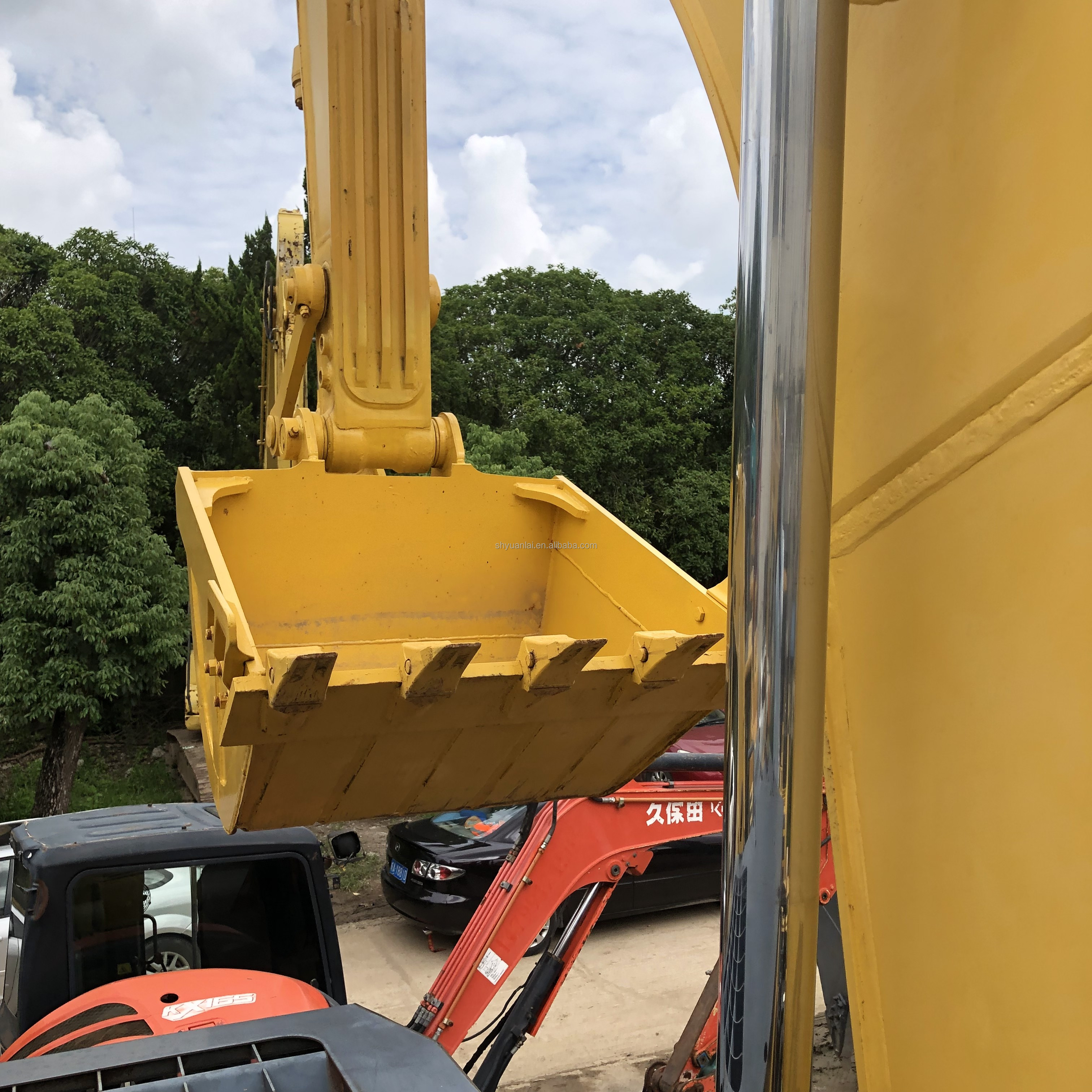 Excavating 20 tons of durable hydraulic track type PC Komatsu 200 second-hand excavator at a low price and selling well
