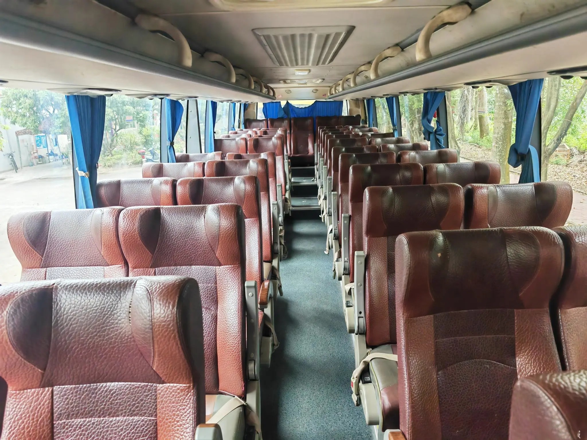 Diesel Engine Bus Middle Door 49 Seats Air Conditioner Yuchai Engine 11 Meters Used Golden Dragon XML6112