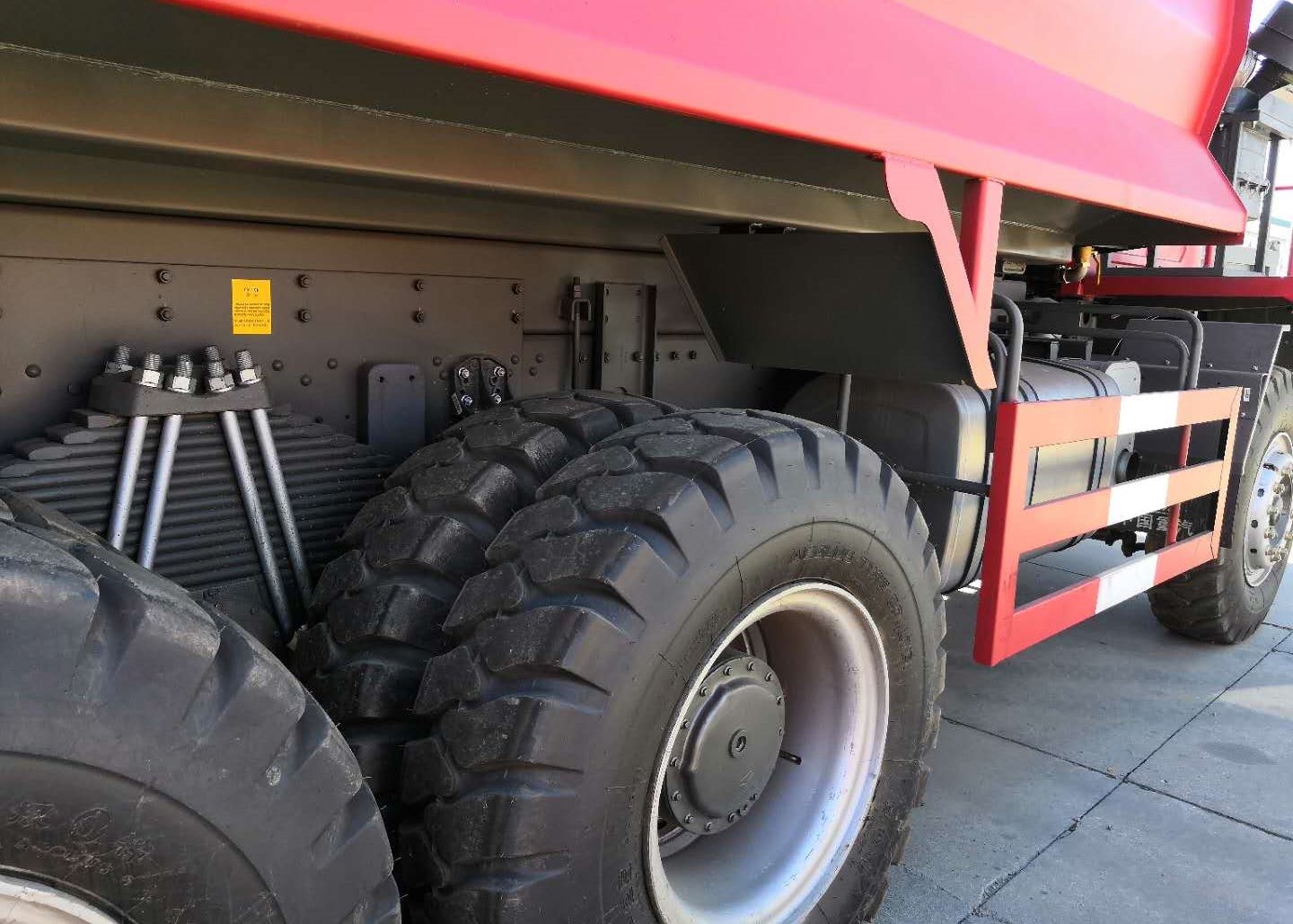 ZZ5707S3840AJ Sinotruk Mining Tipper Trucks Heavy Duty 75km / H Max Speed