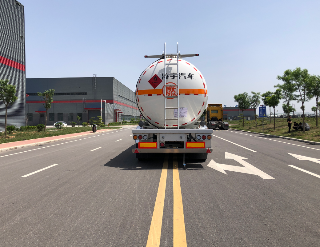 Steel CIMC LINYU 48000 Liter Fuel Trailer for Transporting Crude Oil Efficiently