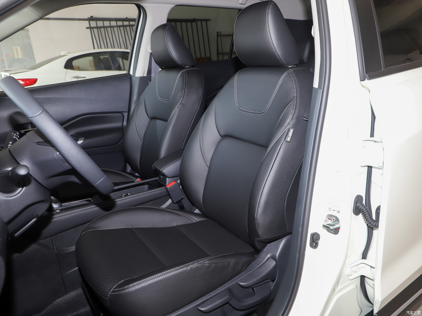 TPMS and Normal Steering Wheel Equipped Nissan KICKS 1.5L CVT 5 Seat Small SUV for Fast Speed Driving