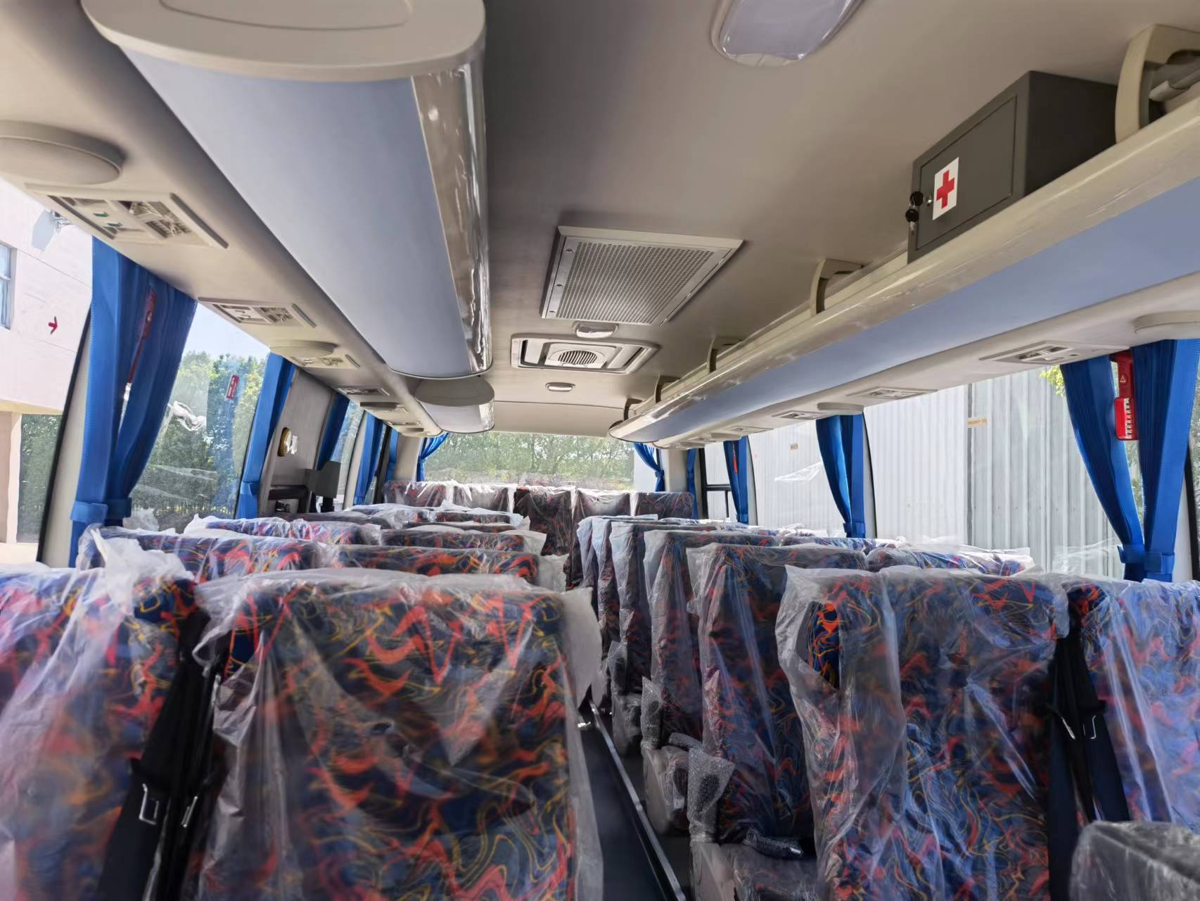 Customer's Requirement 2022 Manual Transmission Luxury Coach Bus with 32 Seats and Tables