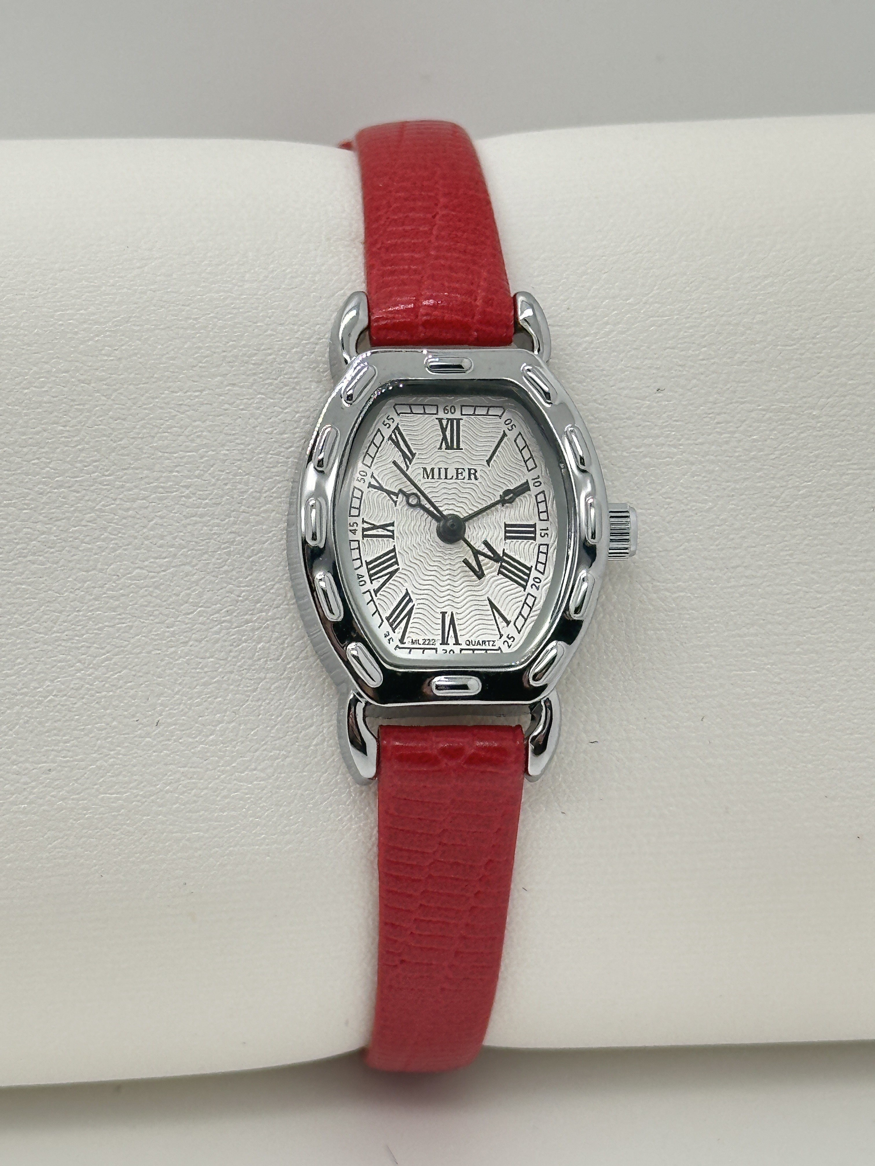 Fashion White Dial Ladies Quartz Wrist Watch With Leather Band And Luminous Hands