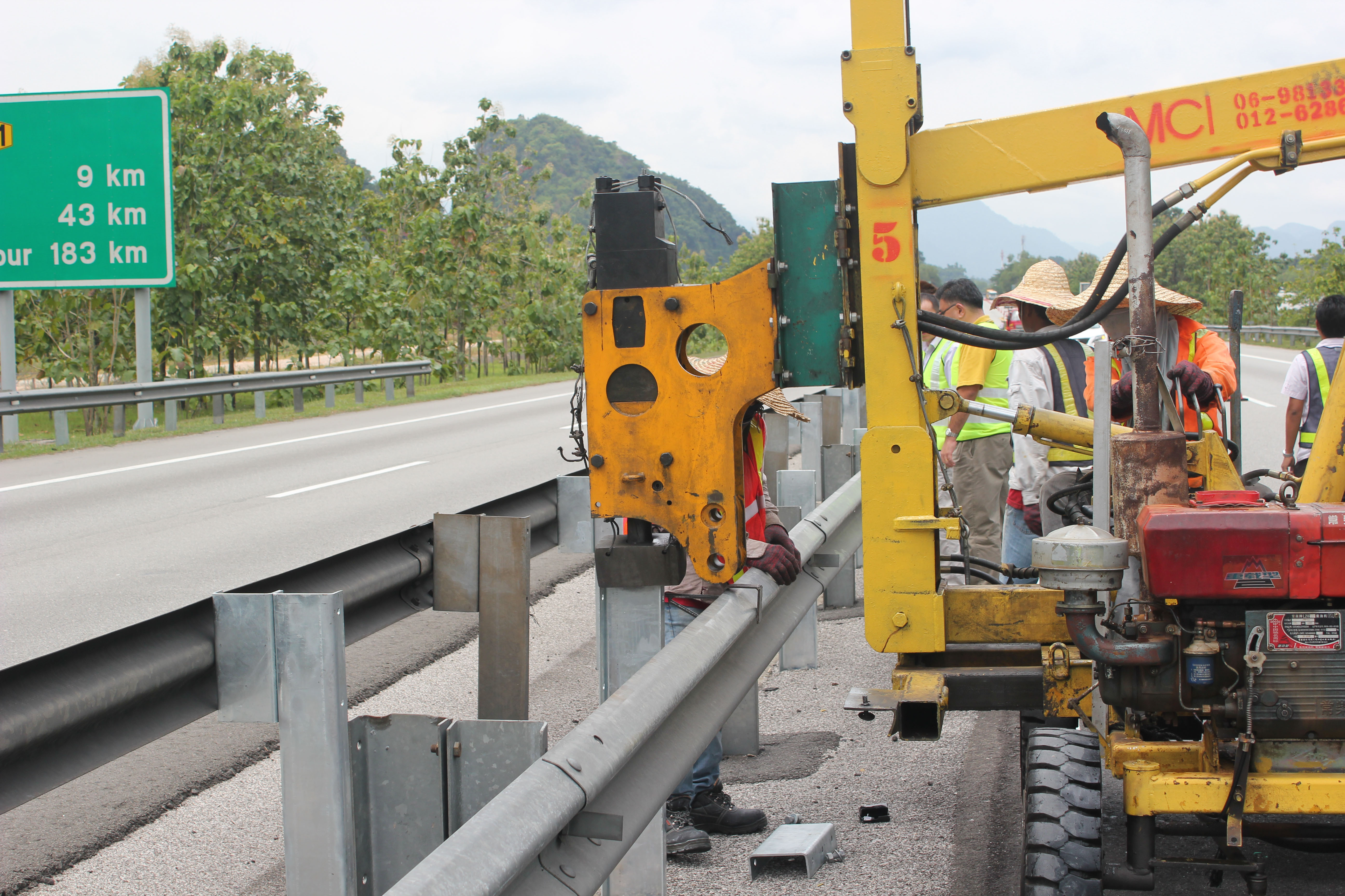 Road Safety Barrier with Q235 Q345 Steel Material and AASHTO M-180 Standard