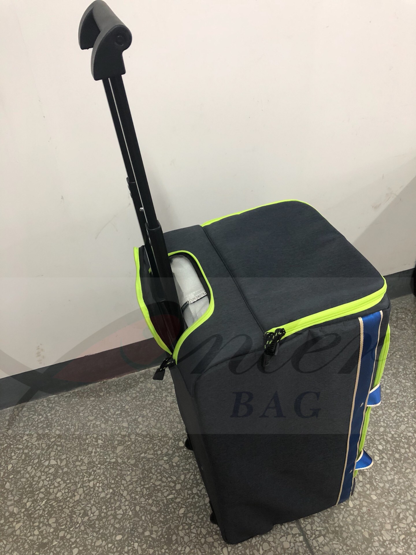 Blue Rolling Insulated Cooler Bag , Insulated Wheeled Camping Cooler Bag , Thermal Insulated Trolley Bag
