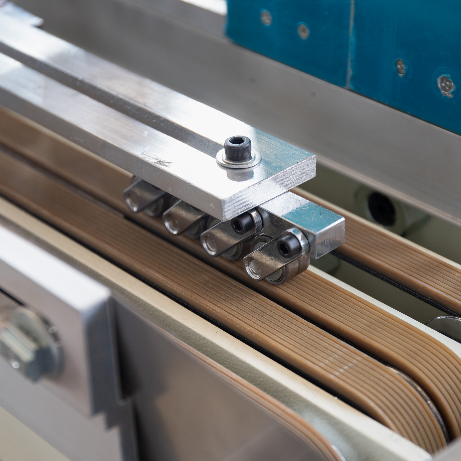 Innovative Automatic Carton Box Folding Gluing Stitching Machine for Aluminum Foil Box
