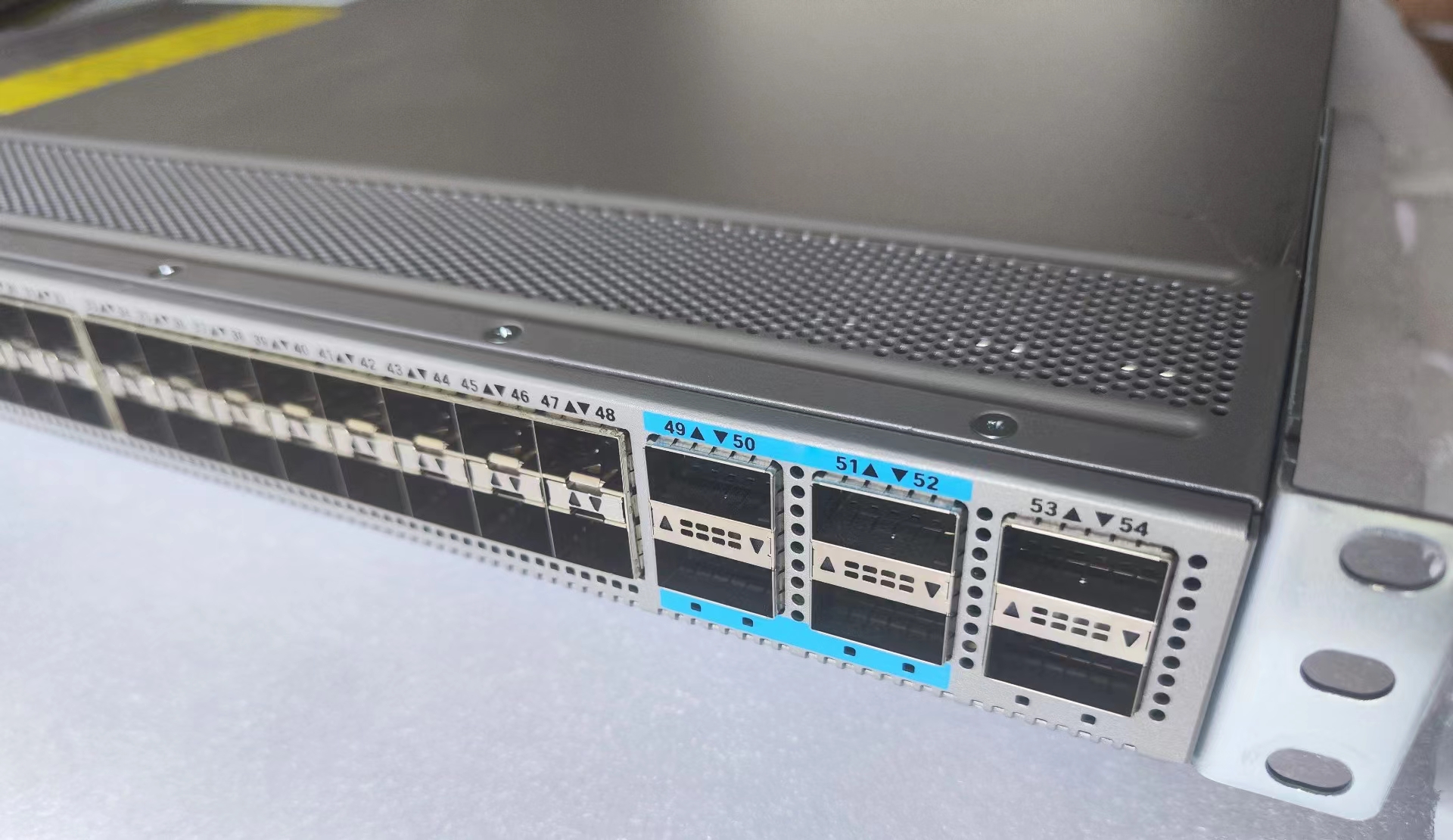 10/100/1000Mbps Transmission Rate Nexus 92160YC-X Switch With 48 X10G SFP And 6 QSFP Ports