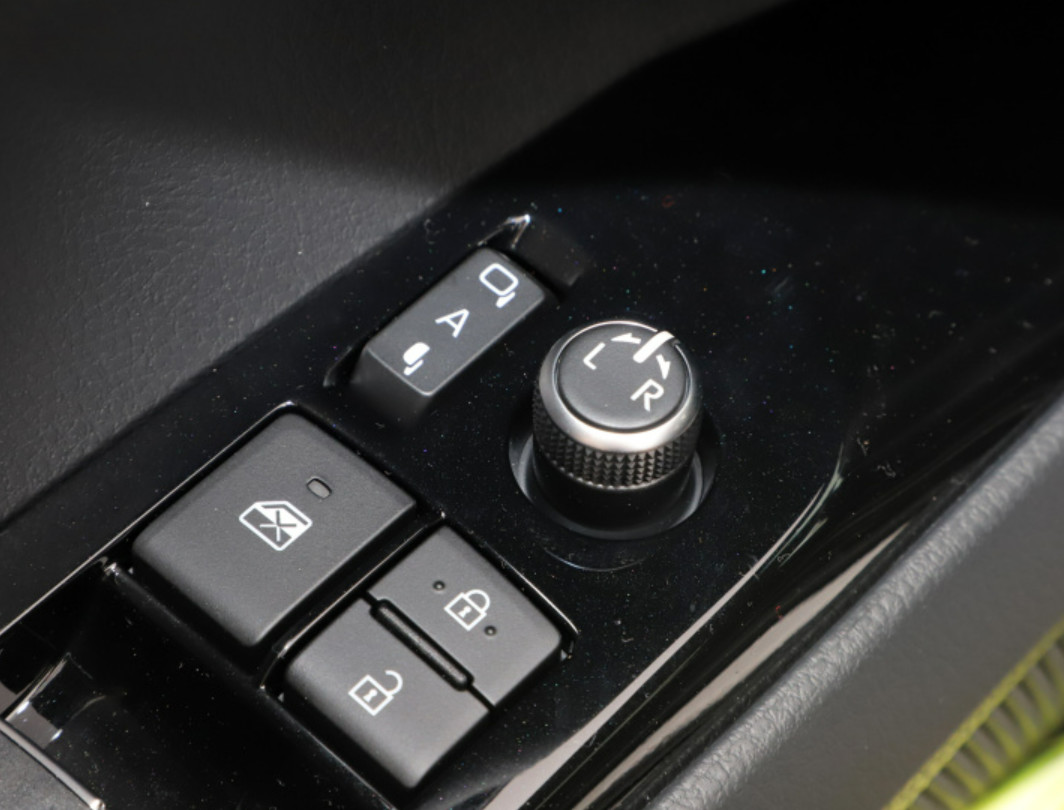 Toyota Camry 2021 2.5G Deluxe Edition 4 door 5 seats sedan medium car