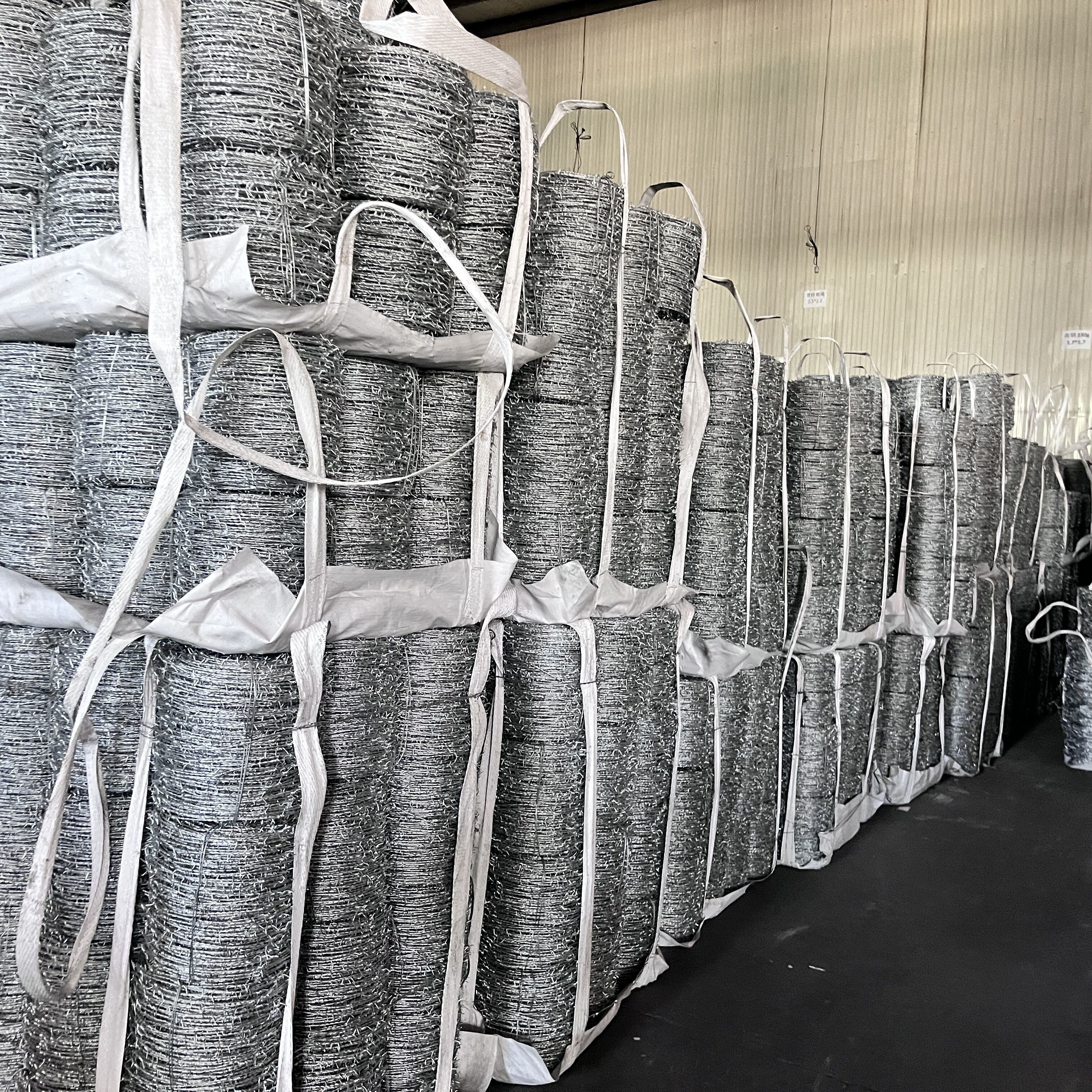 Wholesale High Tensile Twist Galvanized Barbed Wire 14gauge with 3or 4inch barb distance