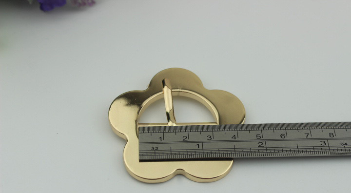 Design simple 32 mm light gold large flower belt buckle pin buckle bag cover head decoration for clothing hardware