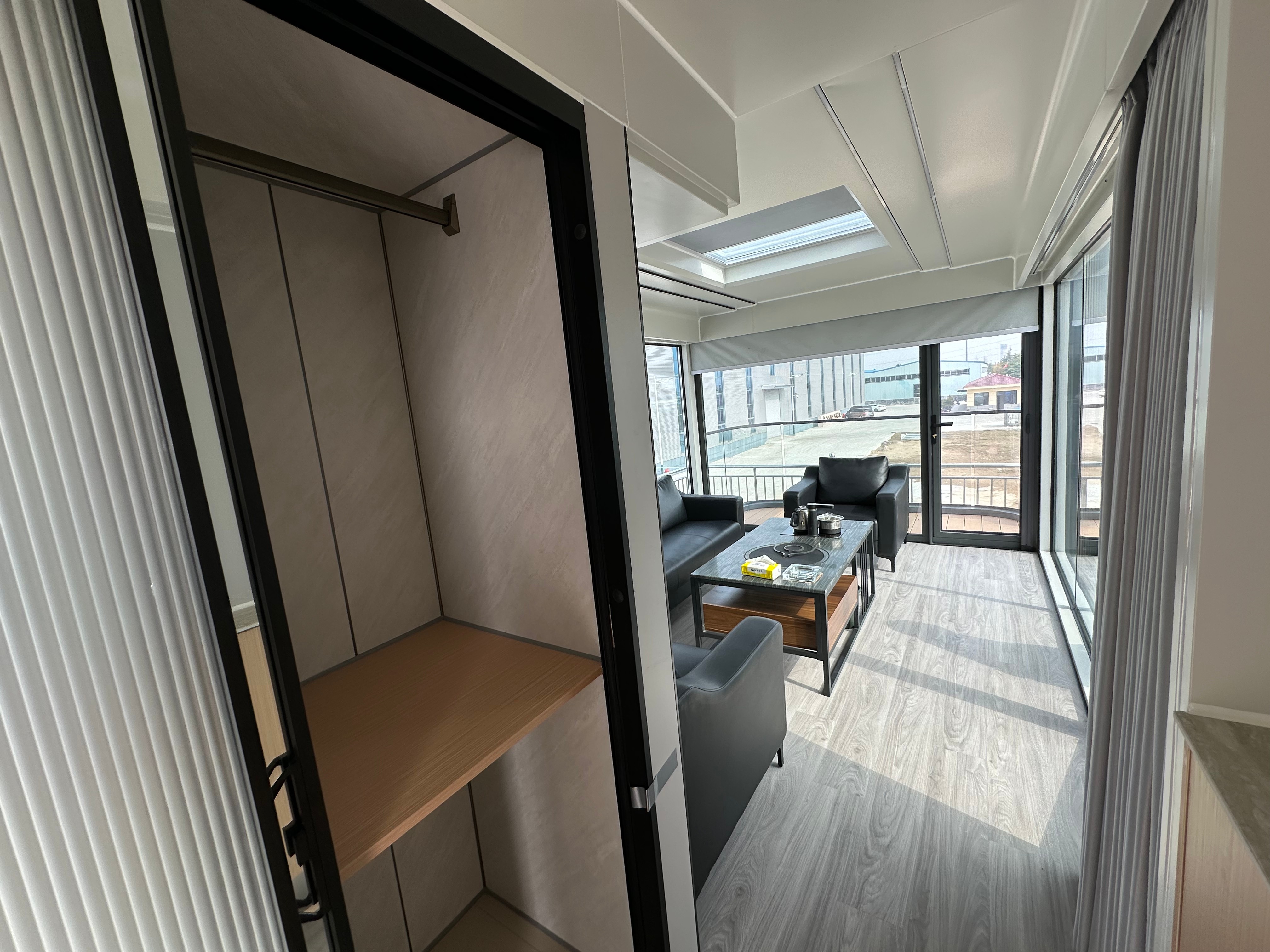 Sandwich Panel Outdoor Luxury Space Capsule House with Customized Color Prefab Modular Houses