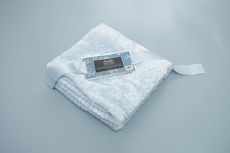 Plain 100% Polyester Flannel Throw Blanket With Embossing For Office / Travel