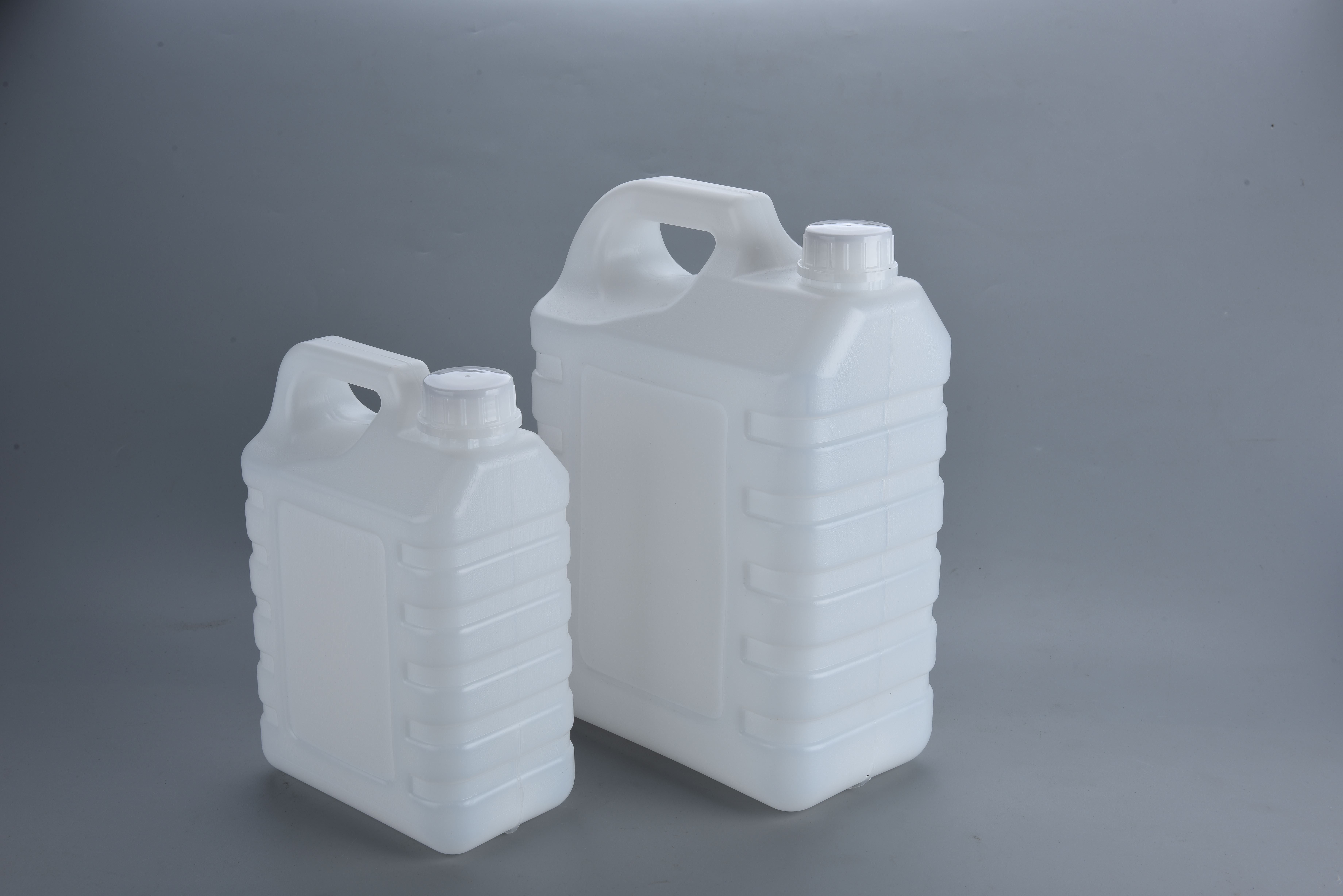 2L Plastic Jerry Can With Tight Head And Screw Lid 160g Tare Weight 2mm Wall Thickness