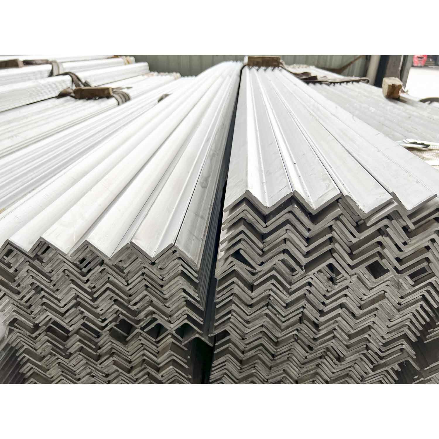 ASTM A276 Stainless Steel Equal Angle SS 304 Angle Bar Hot Rolled 304 With 18Cr 8Ni