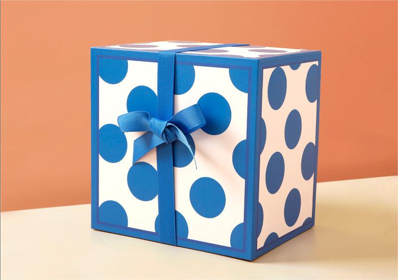 Embossing Deluxe Square Gift Box With Candy Cover And Flowers Printing