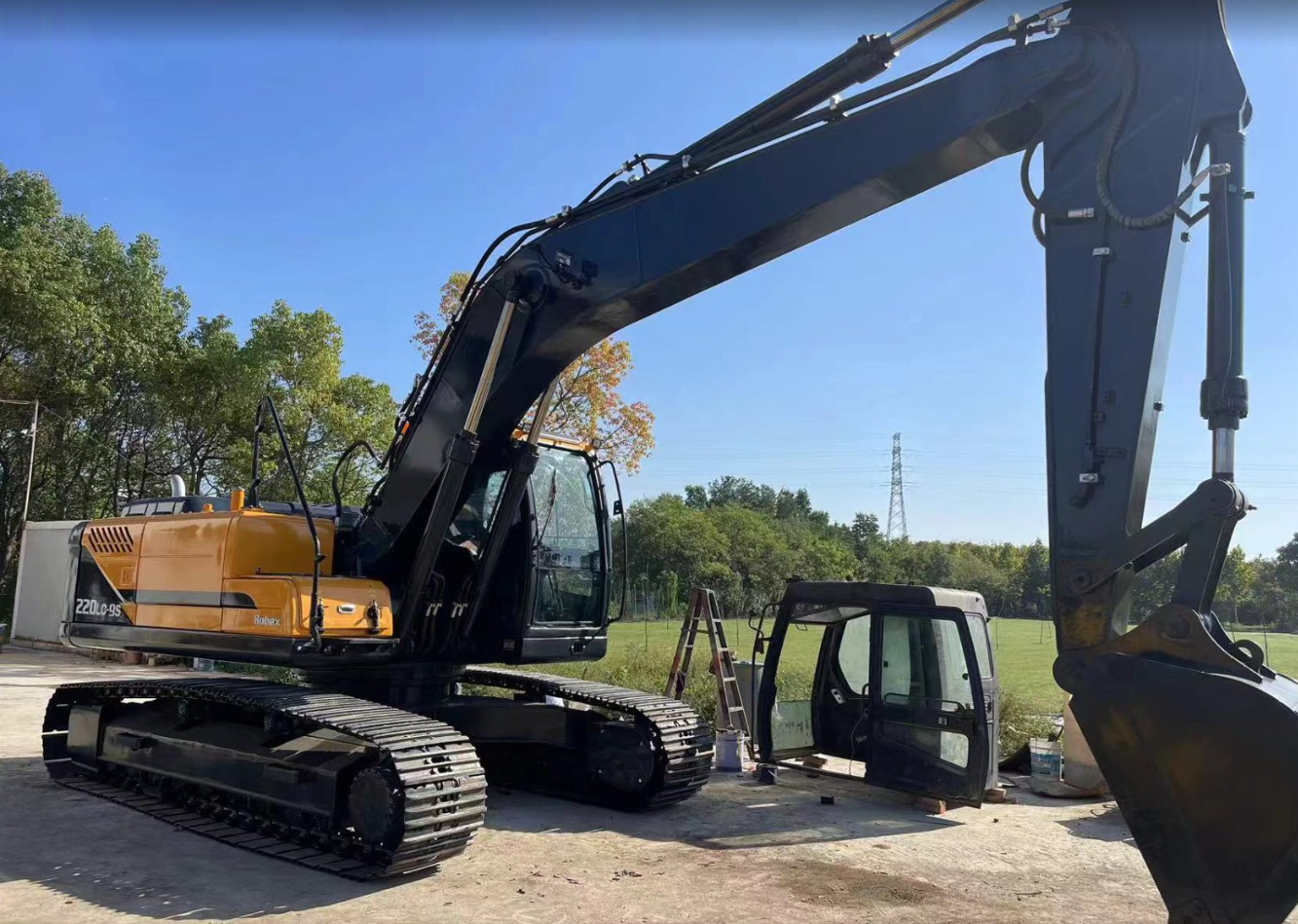 Hyundai 220-9s Used Hydraulic Crawler Excavator 20T Secondhand Earth Moving Machine