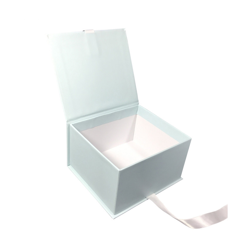 OEM ODM Magnetic Flip Top Gift Box With Ribbon 120-400G Coated
