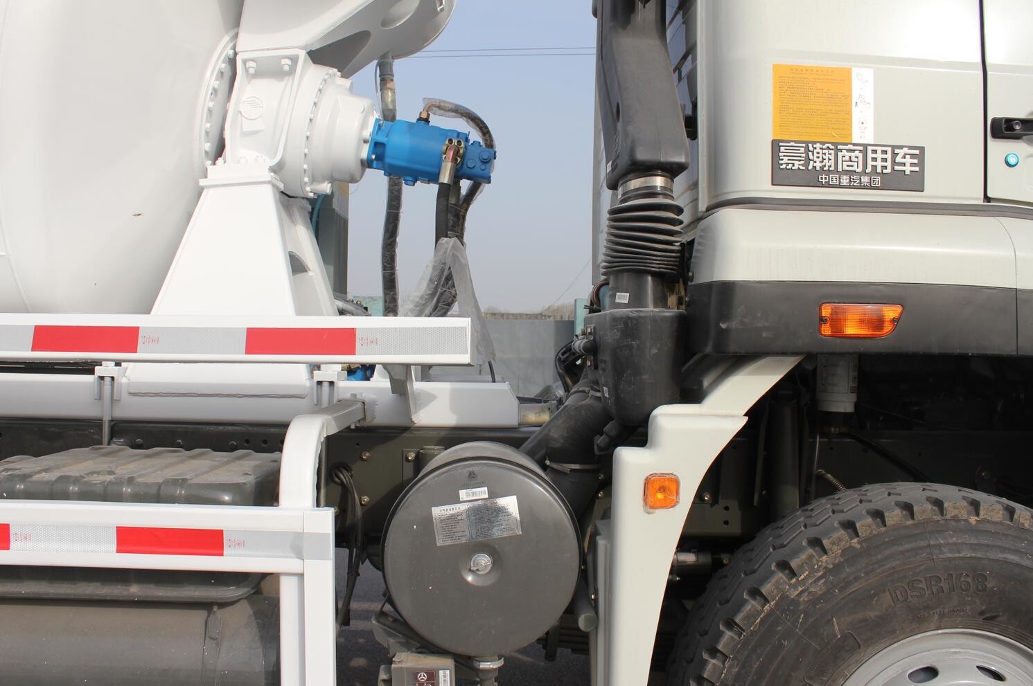 ISO Concrete Mixer Truck With Pump , Mobile Industrial Concrete Mixing Equipment
