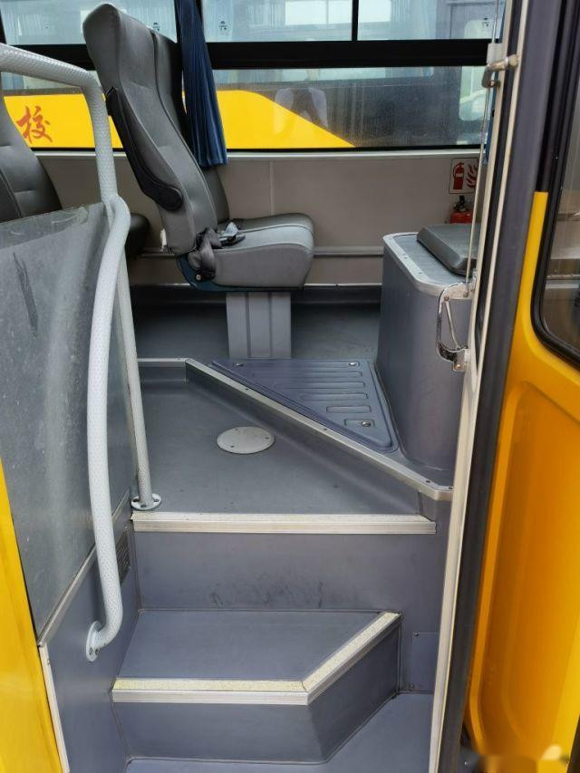 Used Yutong Bus 29 Seats Tour Bus Steel Chassis Front Engine Euro III Left Steering