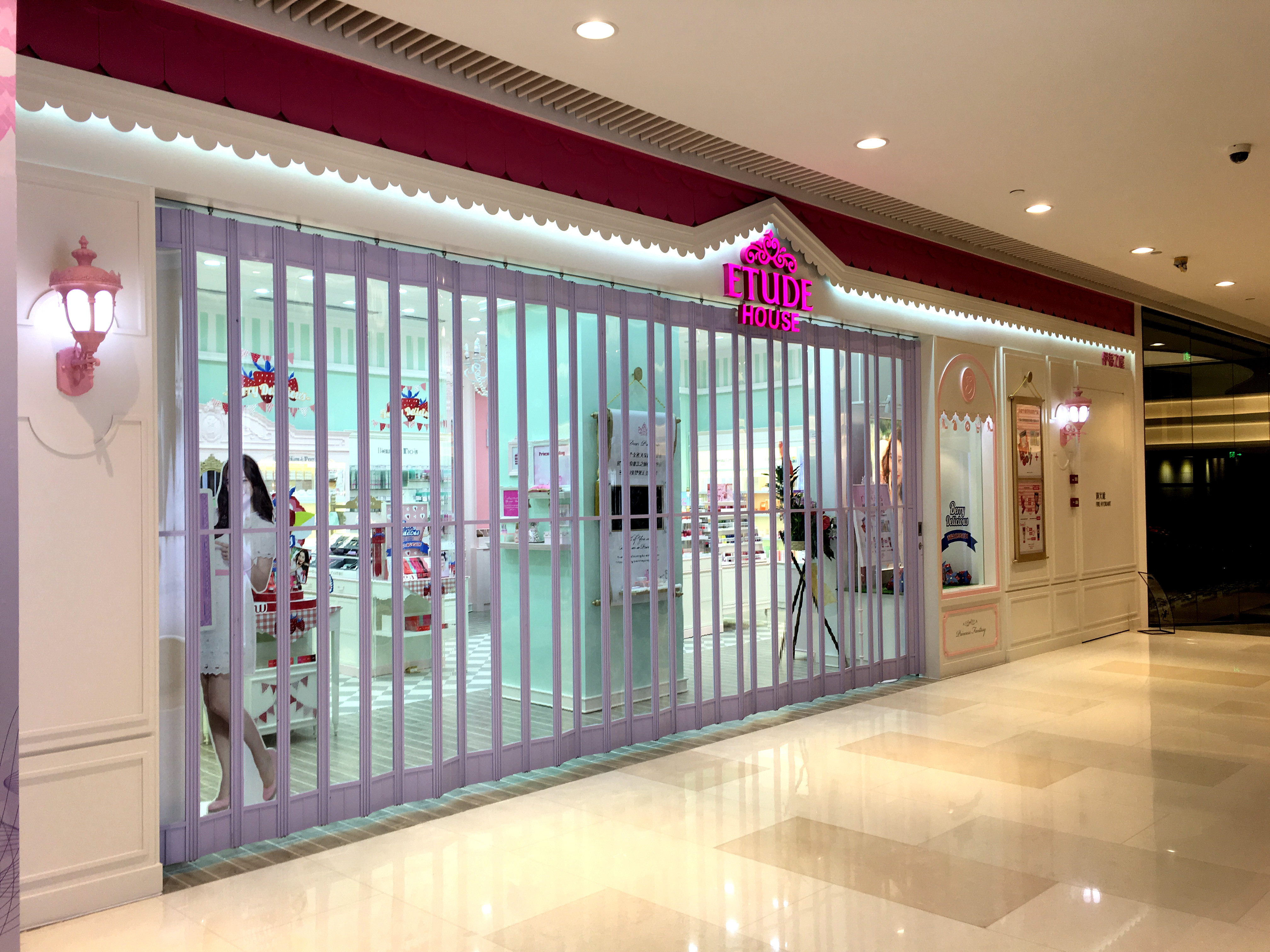 100% Transparent Polycarbonate Side Folding Shutter Door Rigidity For Commercial Retail Store