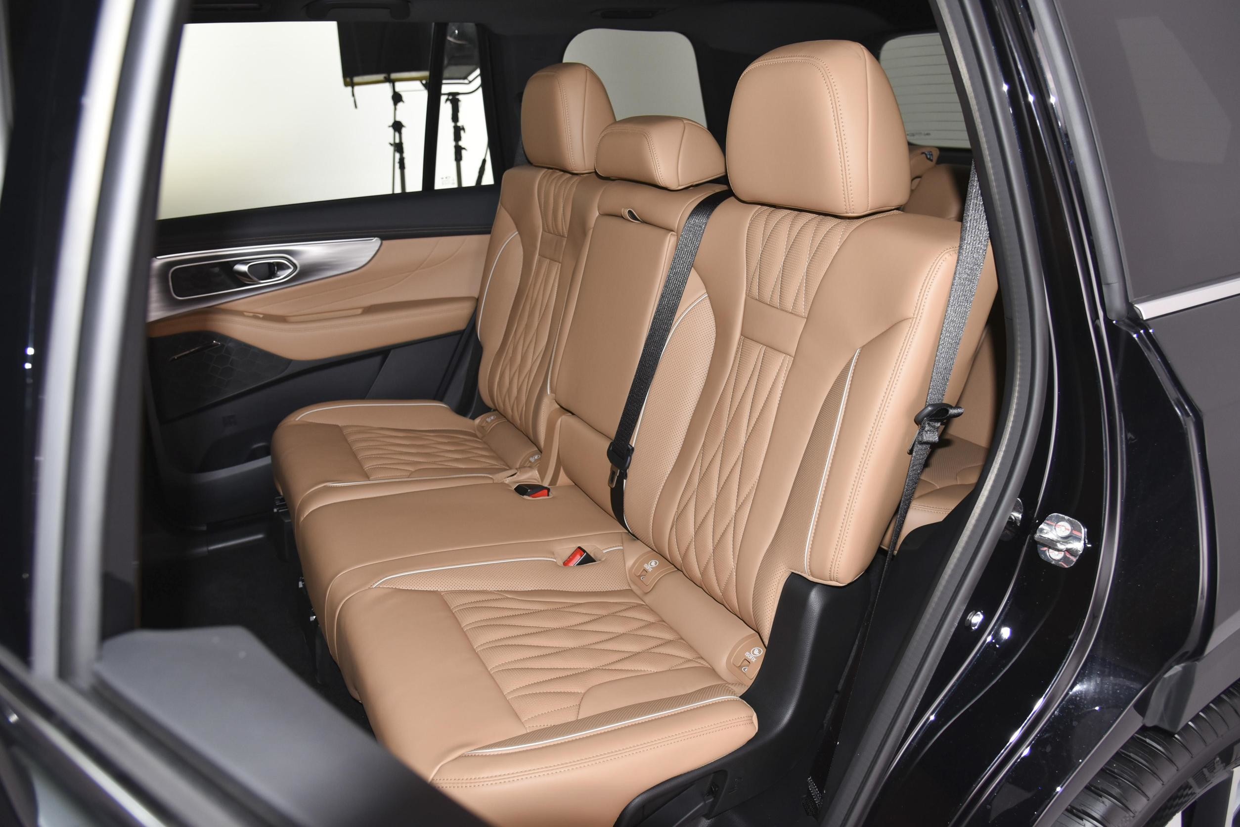 The 2023 GAC Trumpchi GS8 2.0T 7 Seat Large Luxury SUV Is Available In Two Wheel Drive And Four Wheel Drive.