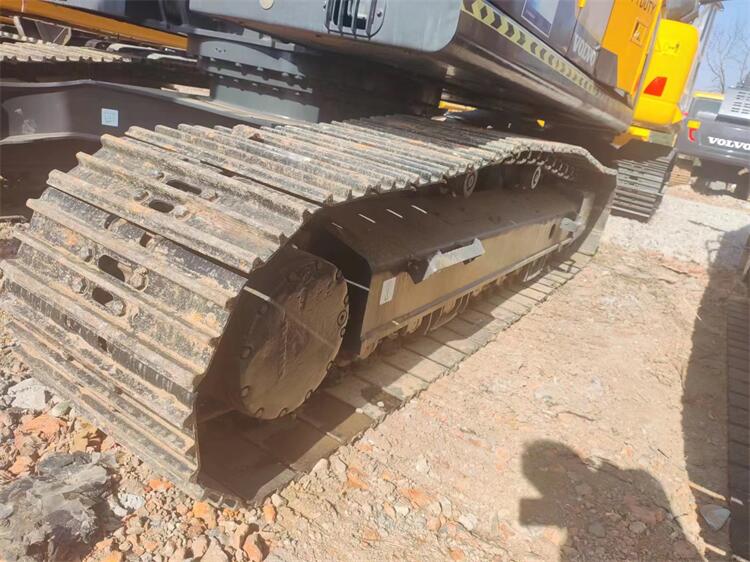 Volvo EC240 Hydraulic Digger Excavator Perfect for Digging and Construction Work