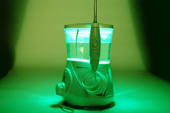 High-volume Reservoir for Daily Use with 7 Nozzles Dental Care Oral Irrigatorwith 700ML Volume