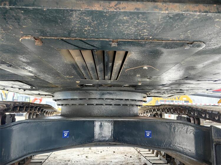 The ORIGINAL Used Hyundai Crawler Excavator R220 with 1.05m3 Bucket Capacity in Shanghai