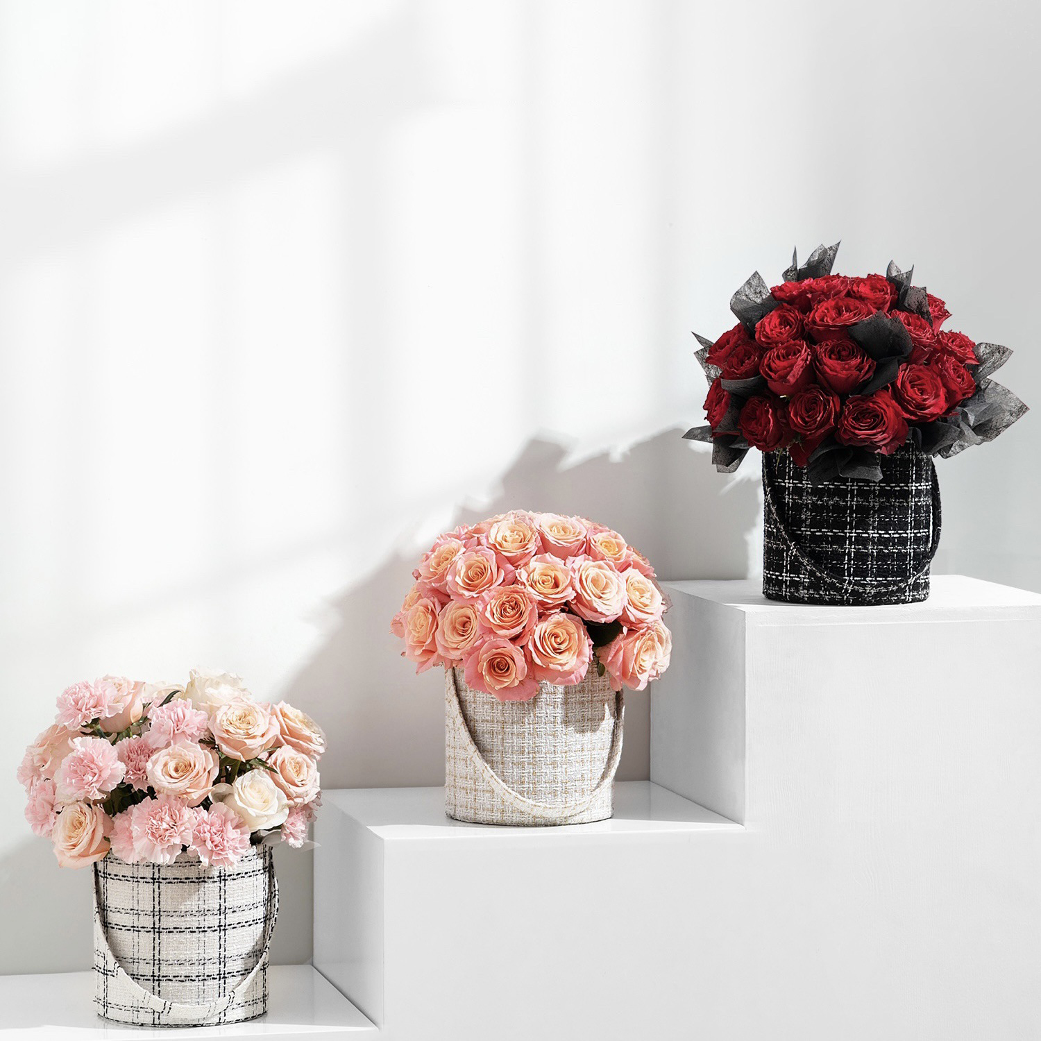 Sample Custom Made Luxury Fashion Fabric Hand-held Circle Round Flower Gift Packing Box