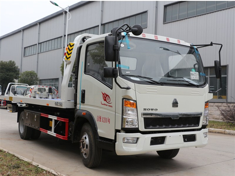 Sinotruck Light Duty Tow Truck Wrecker Road Recovery Vehicle Euro 2
