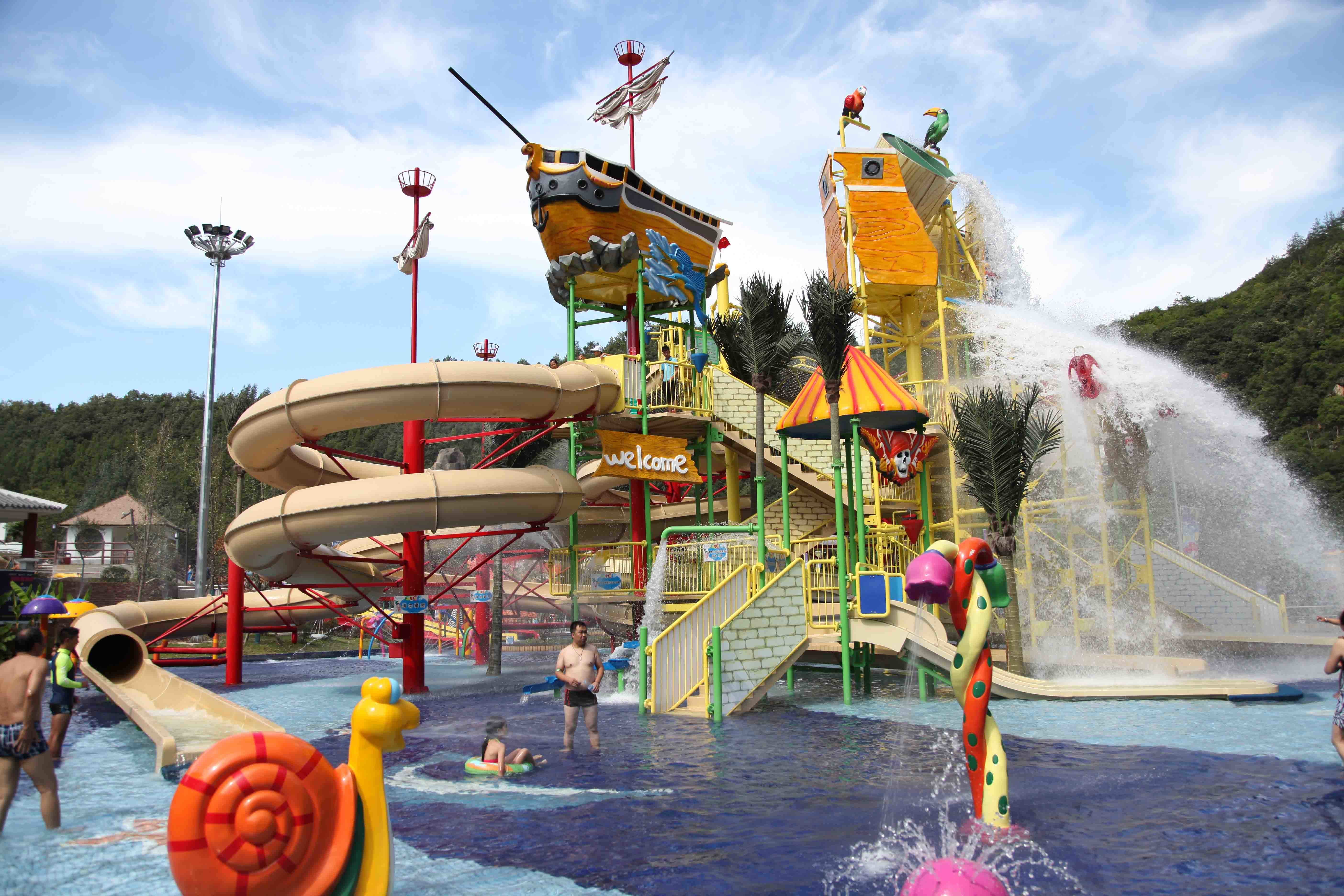 Exciting family water park in giantic waterhouse with different style waterslide / Fiberglass water slides